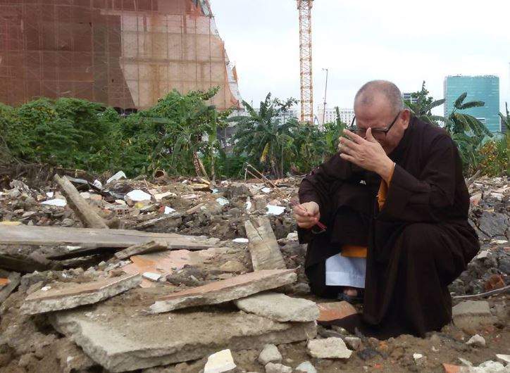 Nằm Mơ Thấy Bàn Thờ Bị Đổ Đánh Con Gì? Giải Mã Giấc Mơ Thấy Bàn Thờ Bị Đổ?